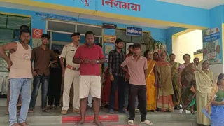 अस्पताल में जुटी लोगों की भीड़। (जागरण)