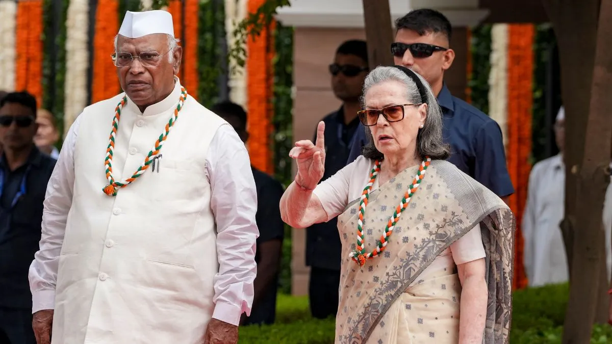 कांग्रेस के 'वंदे मातरम्' के दो छंद गाने के फैसले पर भाजपा ने साधा निशाना, कहा- राष्ट्रीय गीत के सम्मान से समझौता नहीं