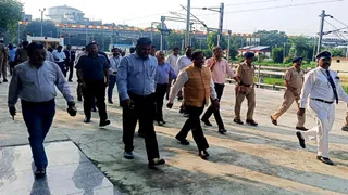 प्रयागराज के रामबाग स्टेशन का निरीक्षण करते एनईआर के महाप्रबंधक प्रभाष दनसाना व रेलवे के अन्य अधिकारी। जागरण