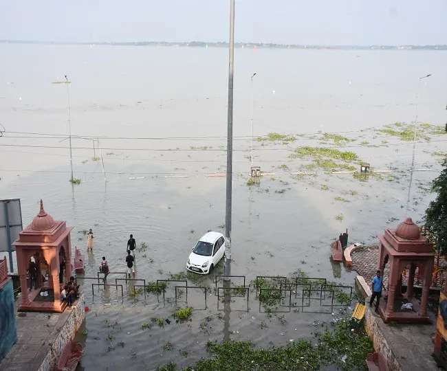 Prayagraj Ganga Path during Ganga Yamuna rising water
