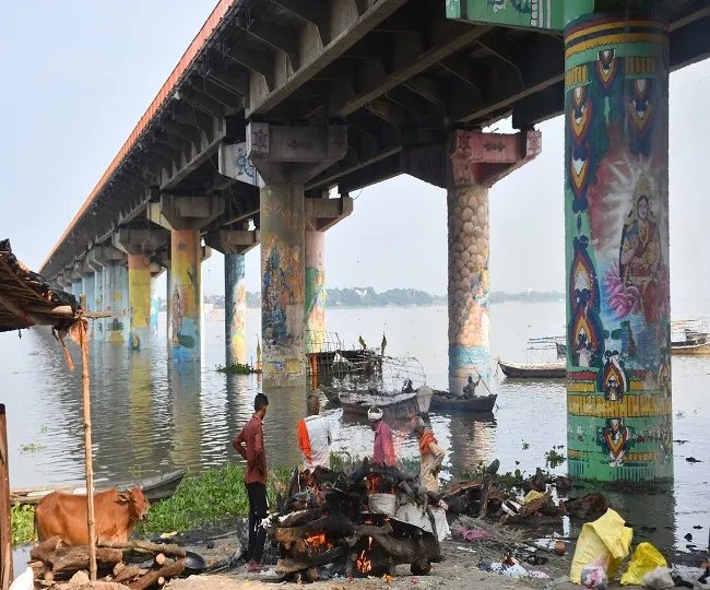 Prayagraj Ganga Yamuna rising water Rising last rites performed on road