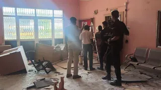 कॉलेज में की गई तोड़फोड़। (जागरण)