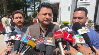 भाजपा विधायक सुधीर शर्मा हिमाचल विधानसभा परिसर में मीडिया से बात करते हुए। जागरण