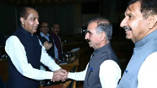 हिमाचल विधानसभा में सदन की कार्यवाही शुरू होने से पहले नेता प्रतपक्ष से मिलने पहुंचे सीएम व डिप्टी सीएम।