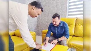 पदभार ग्रहण करते संभल के नए एसपी विकास चंद्र त्रिपाठी