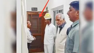 सर्किट हाउस में बंद कमरा (लाल निशान) के आगे खड़े पशुधन मंत्री धर्मपाल सिंह (मध्य) । वीडियो ग्रेब