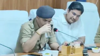 भावुक हुए एसपी केके बिश्नोई को पानी पिलाकर संभालते डीएम अंकित खंडेलवाल। स्रोत. इंटरनेट मीडिया