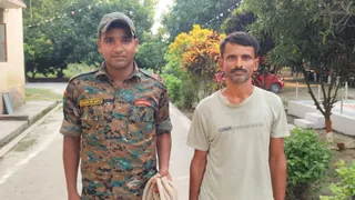 रवीन्द्र यादव को शक था कि उसकी पत्नी के साथ छोटे लाल यादव का अवैध संबंध था।