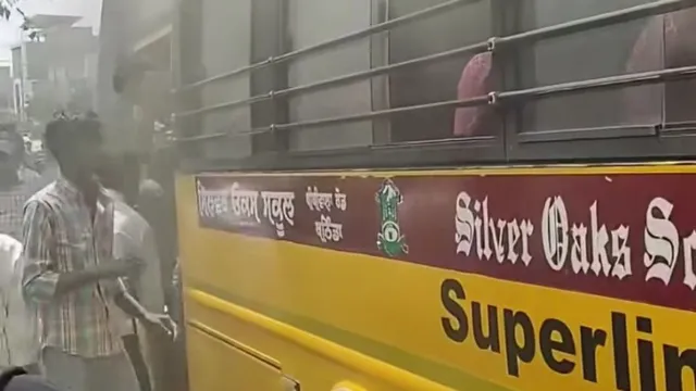बच्चों को स्कूल बस से बाहर निकालते हुए स्थानीय लोग व ड्राइवर।