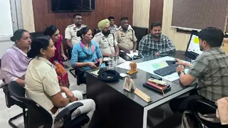 फतेहाबाद। पुलिसकर्मियों को ई-डीएआर पोर्टल का प्रशिक्षण देते डीआइओ डा. सिकंदर। सौ. एनआइसी