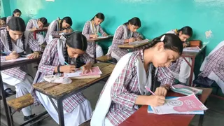 ऊधमपुर की छात्राओं ने लिखा-रक्षा बंधन की शुभकामनाएं भाई।