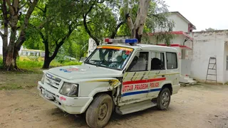 पुलिस की गाड़ी से टकराई तस्करों की कार।