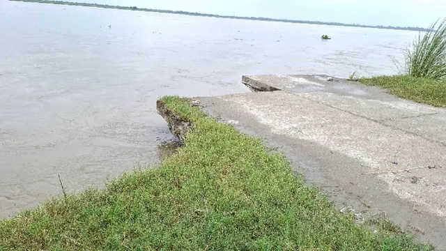 गंगा ने दिखाया रौद्र रूप! महज 12 घंटों में गंगा की धार में समा गई 10 फुटी सीसी रोड और भूमि
