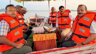 बिजनौर में गंगा में बने चैनल का बोट से निरीक्षण करते मुख्य अभियंता उपेंद्र सिंह (दाएं से पहले), अधीक्षण अभियंता विजय कुमार (दाएं से दूसरे) व अन्य अधिकारी। सौजन्य : सिंचाई विभाग