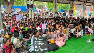 नीलम पार्क में प्रदर्शन करते छात्र-छात्राएं, शिक्षक भी हुए शामिल।