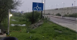 बुंदेलखंड एक्सप्रेसवे किनारे सर्विस लेन में पड़ी किसानों की जमीनें। जागरण