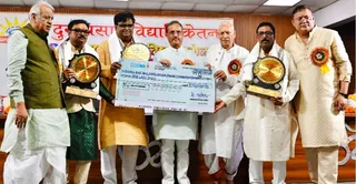 गुजैनी स्थित दुर्गा प्रसाद विद्यानिकेतन में आयोजित ज्योतिष सम्मेलन में ज्योतिषों को सम्मानित करते पूर्व उपमुख्यमंत्री दिनेश शर्मा साथ में के ए दुबे पद्मेश | जागरण
