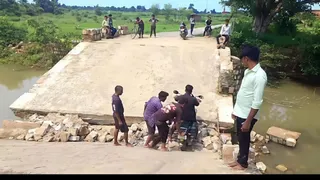 प्रयागराज में यमुनापार के मांडा के देवरी स्थित गुलरिया डैम के पास टूटी पुलिया से आवागमन करते ग्रामीण। जागरण