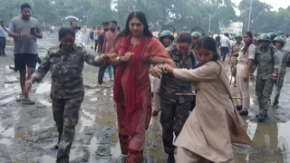 गिरिडीह में मुख्यमंत्री हेमंत सोरेन का पुतला दहन रोकने के दौरान भाजपा नेत्री प्रो. विनीता कुमारी को खींचकर ले जाती महिला पुलिसकर्मी। (फोटो जागरण)