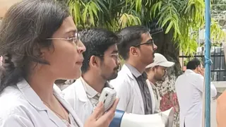 एमबीबीएस इंटर्न का स्टाइपेंड (भत्ता) बढ़ाने की मांग को लेकर दूसरे दिन भी प्रदर्शन जारी
