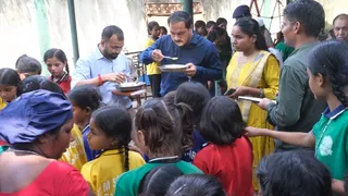 मुख्यमंत्री उत्कृष्ट कन्या प्लस टू उच्च विद्यालय, पोखरिया के निरीक्षण के दौरान छात्राओं के साथ मध्याह्न भोजन करते उपायुक्त दीपक दुबे। (फोटो जागरण)