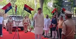 सलामी लेते विधानसभा अध्यक्ष सतीश महाना। वीडियो ग्रैब