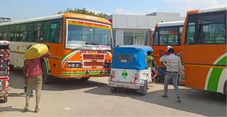 झकरकटी बस अड्डे पर खड़ी बसें। जागरण
