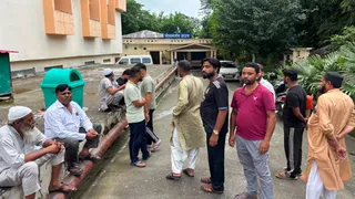 परिजनों ने दोस्तों पर धारधार हथियार से हत्या करने का आरोप लगाया है।