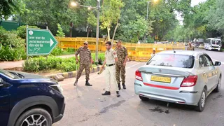 जंतर मंतर मार्ग पर तैनात अर्धसैनिक बल के जवान और पुलिसकर्मी। जागरण