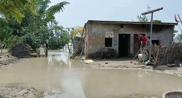 बाराबंकी में बाढ़ का कहर जारी, हजारों ग्रामीण बीमार, सरयू नदी खतरे के निशान से ऊपर
