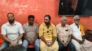 प्रेस वार्ता को संबोधित करते मां काली धाम मंदिर समिति के सदस्य। फोटो: जागरण