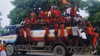 वाहनों पर क्षमता से अधिक कांवड़ियों के सवार होकर सफर करने की चिंताजनक तस्वीरें सामने आ रही हैं। फोटो: अंगद कुमार सिंह