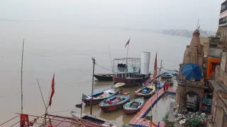 वाराणसी में गंगा का जलस्तर घटा, लेकिन बाढ़ का खतरा अभी टला नहीं।