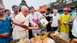 मनोज तिवारी के बड़े भाई साधु शरण तिवारी को मणिकर्णिका घाट पर दी गई अंतिम विदाई।