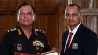 भारतीय थल सेनाध्यक्ष जनरल धीरज सेठ से योद्धा सेवा सम्मान लेते भारतीय सेना के पूर्व हवलदार अनूप कुमार महतो।