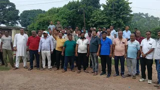 प्रबंधन के विरोध में आयोजित बैठक में मौजूद कर्मी। जागरण
