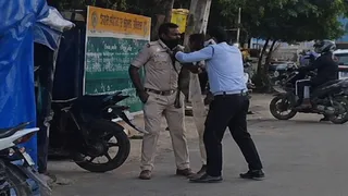 रांची के वीर दुर्गा सोरेन चौक पर पुलिसकर्मी भिड़े। जागरण