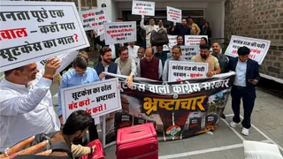 हिमाचल प्रदेश विधानसभा परिसर में अटैची लेकर प्रदर्शन करते भाजपा विधायक। जागरण