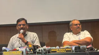 प्रेस कांफ्रेंस करते परीक्षा नियंत्रक राजेश कुमार सिंह और सचिव हेमंत कुमार सिंह।