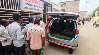 बाड़मेर में विस्फोट के बाद घायल मां-बेटे को अस्पताल ले जाते लोग, फोटो- सोशल मीडिया