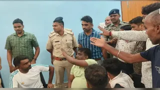 बरवाअड्डा थाने में विधायक जयराम महतो ( सफेद टी शर्ट में) के साथ तू-तू मैं-मैं करते मुखिया समर्थक। (फोटो साैजन्य)