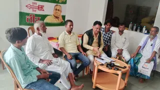 जद यू नेता के पास शिकायत लेकर पहुंचे परिजन