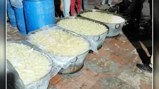 गांव मंगनपुर में ग्राम प्रधान के घर संचालित फैक्ट्री में रखे सफेद रसगुल्ले।जागरण आकाईव