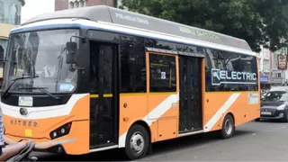 भोपाल की सड़क पर ई-बस।