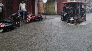 हापुड़ में बारिश के बाद डूबीं सड़कें। जागरण