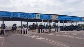 केएमपी एक्सप्रेसवे पर वाहन चालकों को तय दूरी के बजाय अधिक राशि का भुगतान करना पड़ रहा है। प्रतीकात्मक तस्वीर