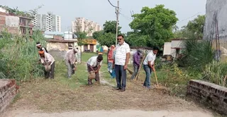 सिंघपुर कछार में स्कूल की जा रही सफाई । विभाग