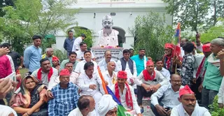 कलेक्ट्रेट परिसर में स्थित गोविंद बल्लभ पंत के प्रतिमा स्थल पर धरना देते विकासशील इंसान पार्टी के राष्ट्रीय अध्यक्ष लाइनदार सदरी पहने मुकेश सहनी। जागरण