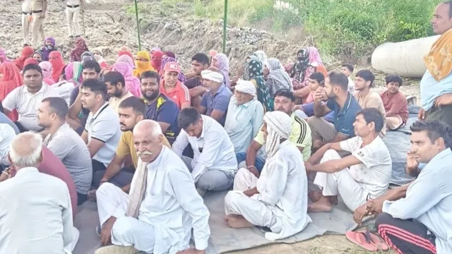 ग्रीनफील्ड एक्सप्रेसवे के लिए बिना मुआवजे जमीन लेने पर किसानों का विरोध प्रदर्शन, सोतई गांव में होगी पंचायत
