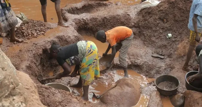 People searching for gold in Kenya (1)